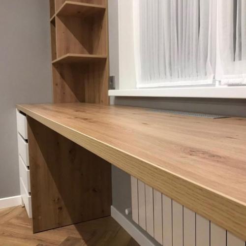 Организованная рабочая зона у окна в детской комнате грамотно. 03