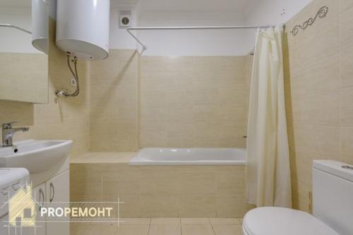 Пример того, как яркие цветные гардины могут преобразить весь интерьер комнаты. 03