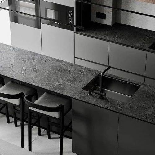 Темные тона помогают сгладить визуальный дисбаланс помещения. 02