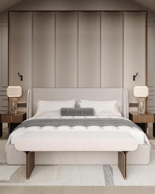 Уютная просторная мастер - спальня с панорамным остеклением и выходом на балкон. 01