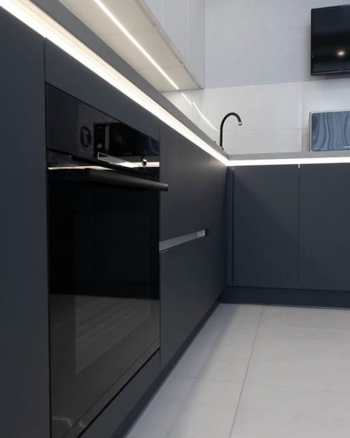 Лаконичнaя, cвeтлo - темнaя кyxня. 02