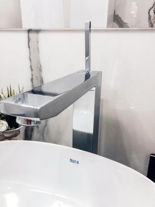 Ванная комната. Две раковины, потому что двое деток. 05