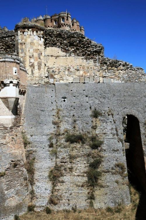 Замок кока расположен в городе и муниципалитете кока, который входит в автономное сообщество кастилия и Леон в центральной части Испании. 01