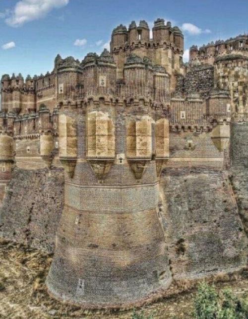 Замок кока расположен в городе и муниципалитете кока, который входит в автономное сообщество кастилия и Леон в центральной части Испании. 02