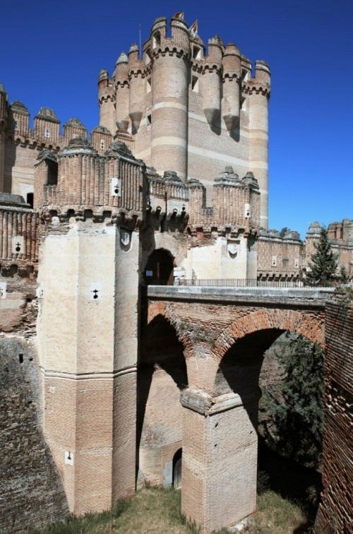 Замок кока расположен в городе и муниципалитете кока, который входит в автономное сообщество кастилия и Леон в центральной части Испании. 03