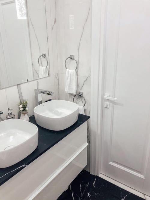 Ванная комната. Две раковины, потому что двое деток. 03