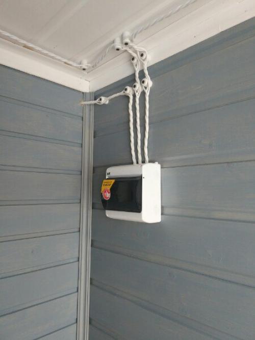 В загородном поселке, была задача, из старого вагончика сделать офис для товарищества собственников. 05