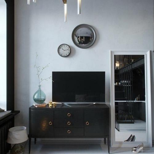 Несмотря на небольшую площадь квартиры в 24 квадратных метра, потолки достаточно высокие - 3, 8 метра. 03