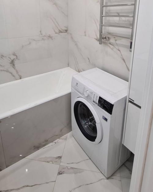 Небольшой обзор ванной комнаты (170x170 см) с туалетом (90x90 см. 02