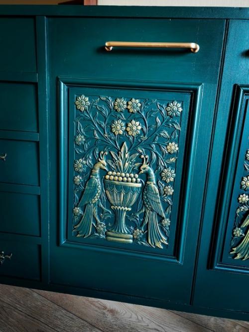 Приехал ко мне такой комодик, была большая надежда сохранить шпон, но увы. 02