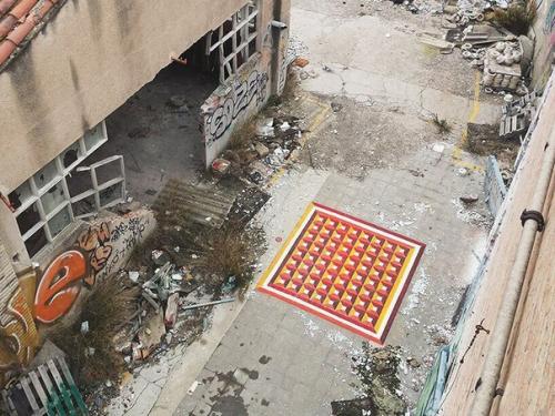 Художник и дизайнер из Барселоны Хавьер де Риба украшает заброшенные здания яркими узорами в виде плитки на полу. 02