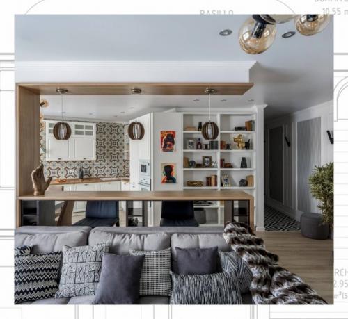 Открытая, парадная гостиная комната в современном стиле с светлым паркетным полом, телевизором на стене, бежевым полом и синими стенами без камина. 03