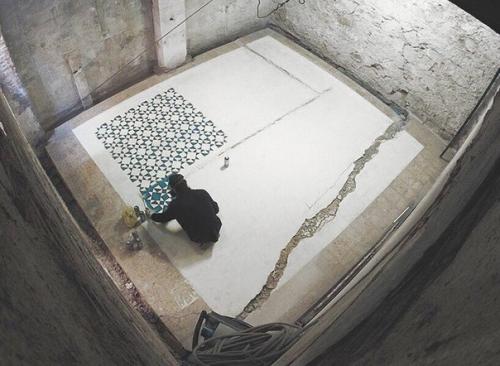 Художник и дизайнер из Барселоны Хавьер де Риба украшает заброшенные здания яркими узорами в виде плитки на полу. 01