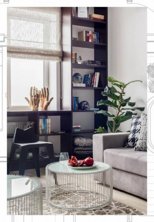 Открытая, парадная гостиная комната в современном стиле с светлым паркетным полом, телевизором на стене, бежевым полом и синими стенами без камина. 02