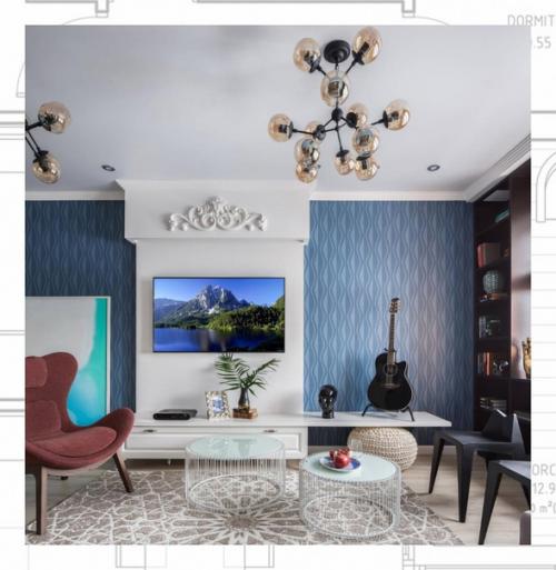 Открытая, парадная гостиная комната в современном стиле с светлым паркетным полом, телевизором на стене, бежевым полом и синими стенами без камина. 01