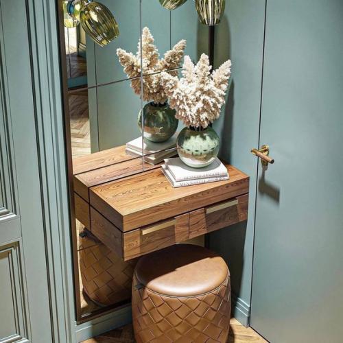 Насыщенный и яркий интерьер прихожей в квартире - все выглядит идеально и элегантно. 03