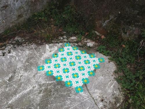 Художник и дизайнер из Барселоны Хавьер де Риба украшает заброшенные здания яркими узорами в виде плитки на полу. 04