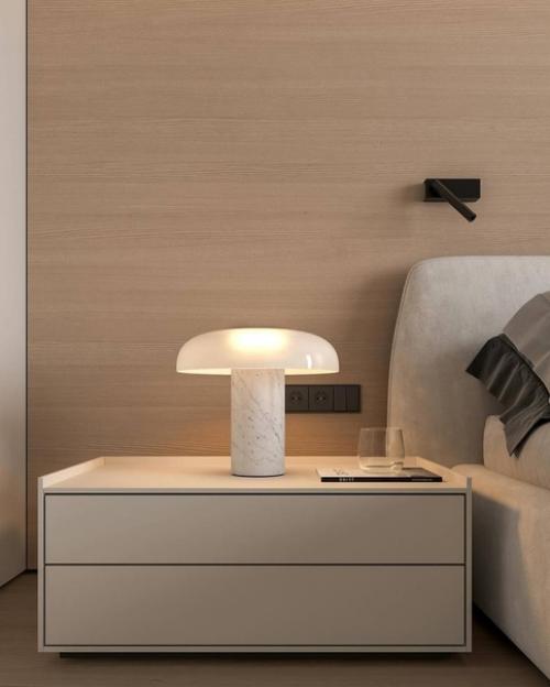 Мастер спальня в светлых тонах в загородном доме. 02