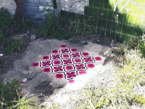 Художник и дизайнер из Барселоны Хавьер де Риба украшает заброшенные здания яркими узорами в виде плитки на полу. 06