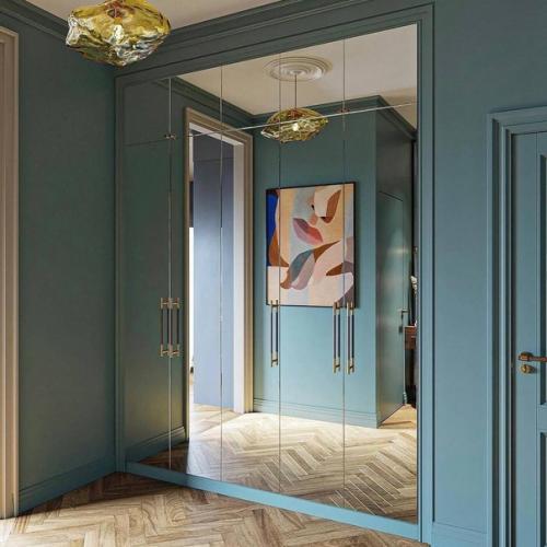 Насыщенный и яркий интерьер прихожей в квартире - все выглядит идеально и элегантно. 01