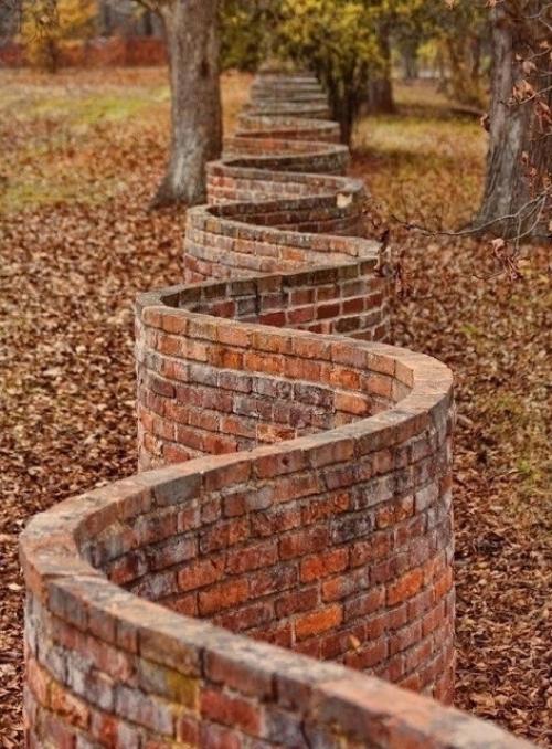 Чем хороши волнистые заборы.

