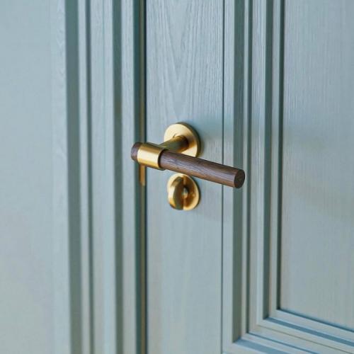 Насыщенный и яркий интерьер прихожей в квартире - все выглядит идеально и элегантно. 04