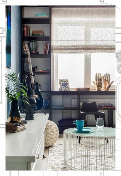 Открытая, парадная гостиная комната в современном стиле с светлым паркетным полом, телевизором на стене, бежевым полом и синими стенами без камина. 04