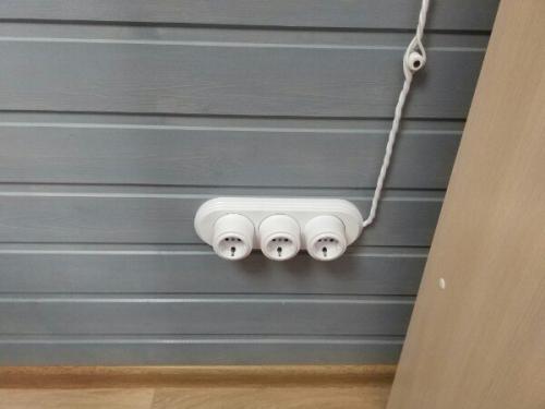 В загородном поселке, была задача, из старого вагончика сделать офис для товарищества собственников. 04