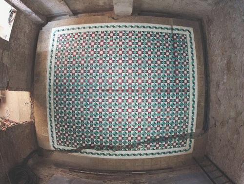 Художник и дизайнер из Барселоны Хавьер де Риба украшает заброшенные здания яркими узорами в виде плитки на полу. 05