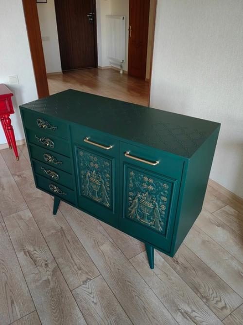 Приехал ко мне такой комодик, была большая надежда сохранить шпон, но увы. 01