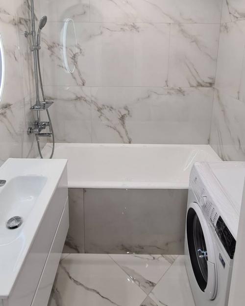 Небольшой обзор ванной комнаты (170x170 см) с туалетом (90x90 см. 03