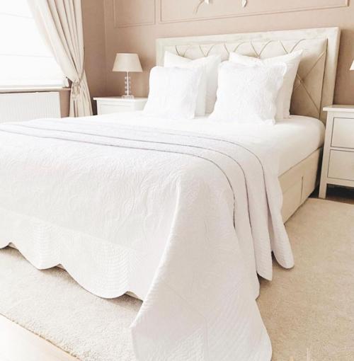 Спальня готова.  Решила сделать ее очень светлой и нежной. 02