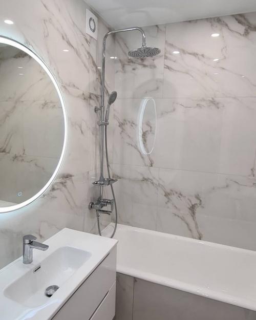 Небольшой обзор ванной комнаты (170x170 см) с туалетом (90x90 см. 04