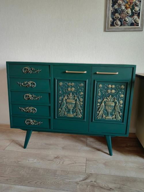 Приехал ко мне такой комодик, была большая надежда сохранить шпон, но увы. 04