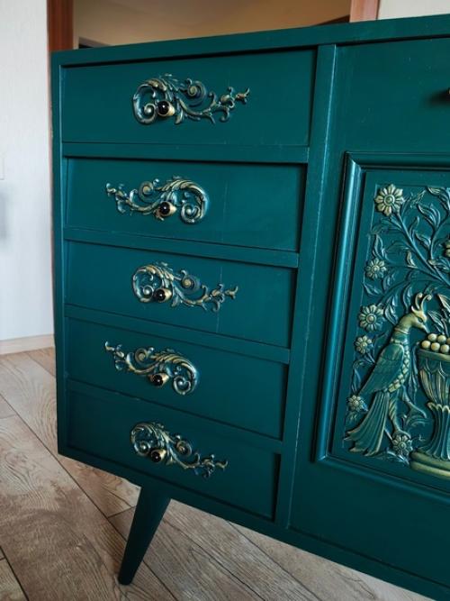 Приехал ко мне такой комодик, была большая надежда сохранить шпон, но увы. 03