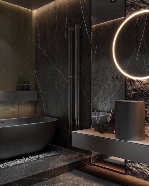 Магический тёмный интерьер ванной комнаты с оригинальным декором и сантехникой. 01