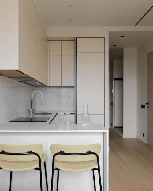 В изначальную планировку внесли одно значимое изменение - отказались от второй ванной комнаты в пользу довольно просторной гардеробной при входе. 02