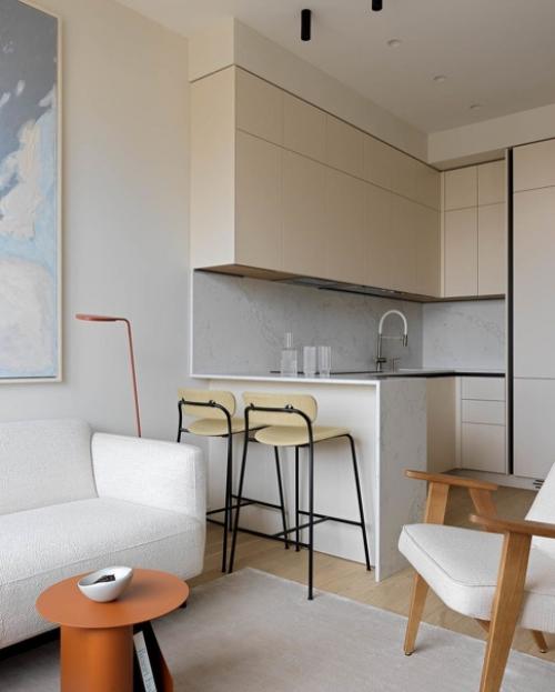 В изначальную планировку внесли одно значимое изменение - отказались от второй ванной комнаты в пользу довольно просторной гардеробной при входе. 01