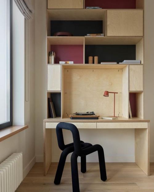 В изначальную планировку внесли одно значимое изменение - отказались от второй ванной комнаты в пользу довольно просторной гардеробной при входе. 05