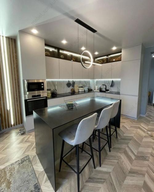 Кухня - гостиная в современном стиле в идеальном строительном исполнении. 01