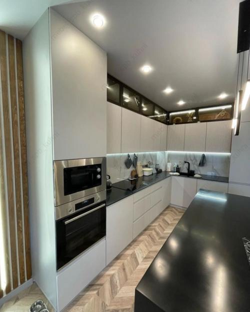 Кухня - гостиная в современном стиле в идеальном строительном исполнении. 02