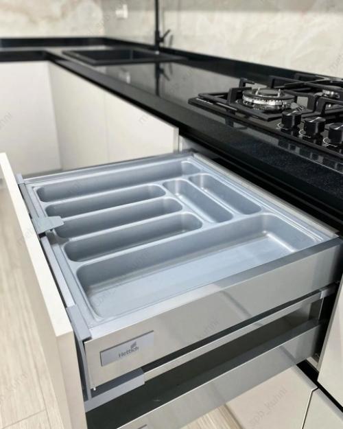 Кухня - гостиная в современном стиле в идеальном строительном исполнении. 04