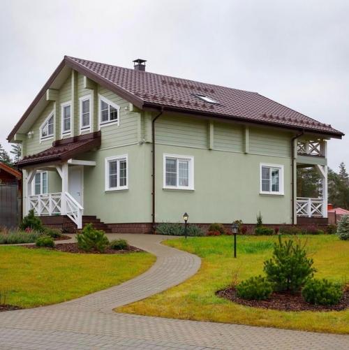 Насыщенный интерьер уютного домика. 01