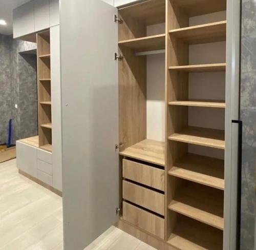 Очень вместительная прихожая до потолка. 02