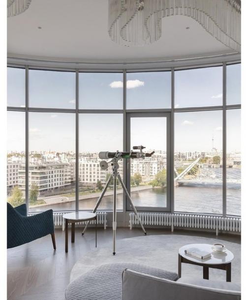 Интерьер квартиры со свободной планировкой и огромными окнами в пол. 01