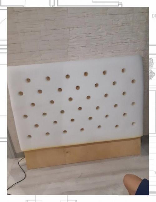 Деревянная кровать может придать вашей спальне стиль, элегантность и характер благодаря своему внешнему виду. 01