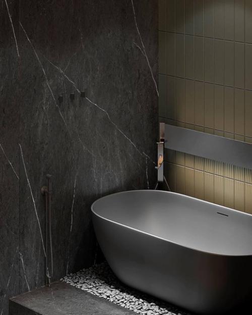 Магический тёмный интерьер ванной комнаты с оригинальным декором и сантехникой. 03