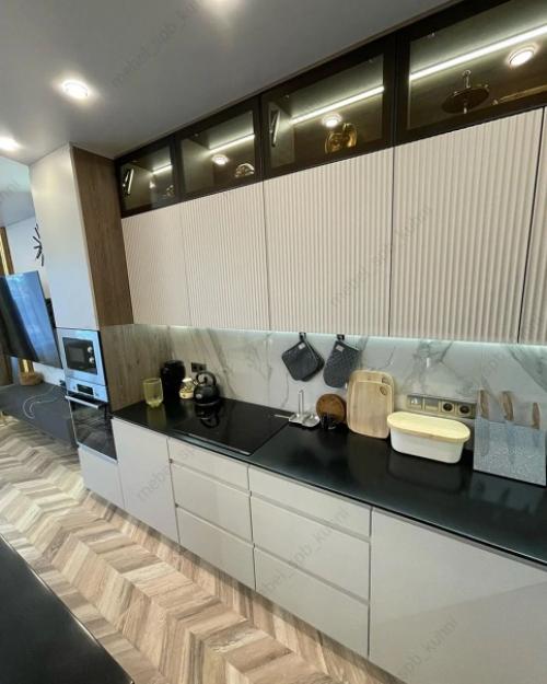 Кухня - гостиная в современном стиле в идеальном строительном исполнении. 06