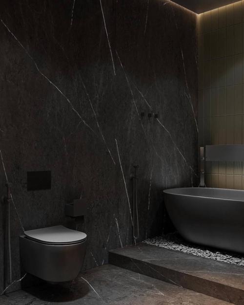 Магический тёмный интерьер ванной комнаты с оригинальным декором и сантехникой. 02