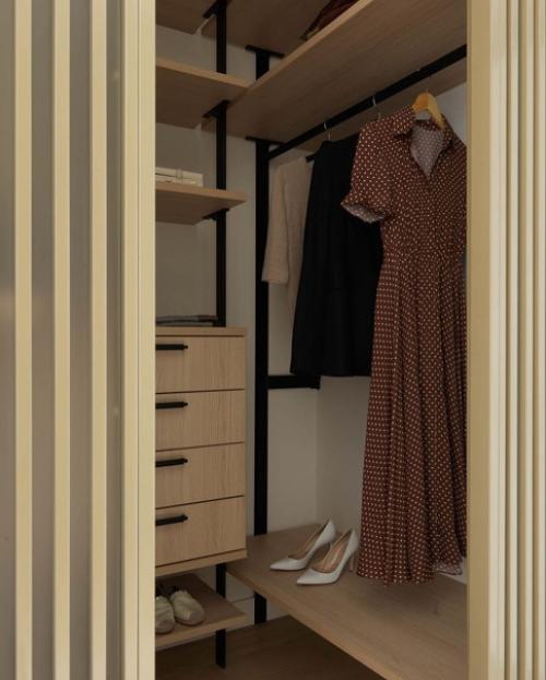 В изначальную планировку внесли одно значимое изменение - отказались от второй ванной комнаты в пользу довольно просторной гардеробной при входе. 08